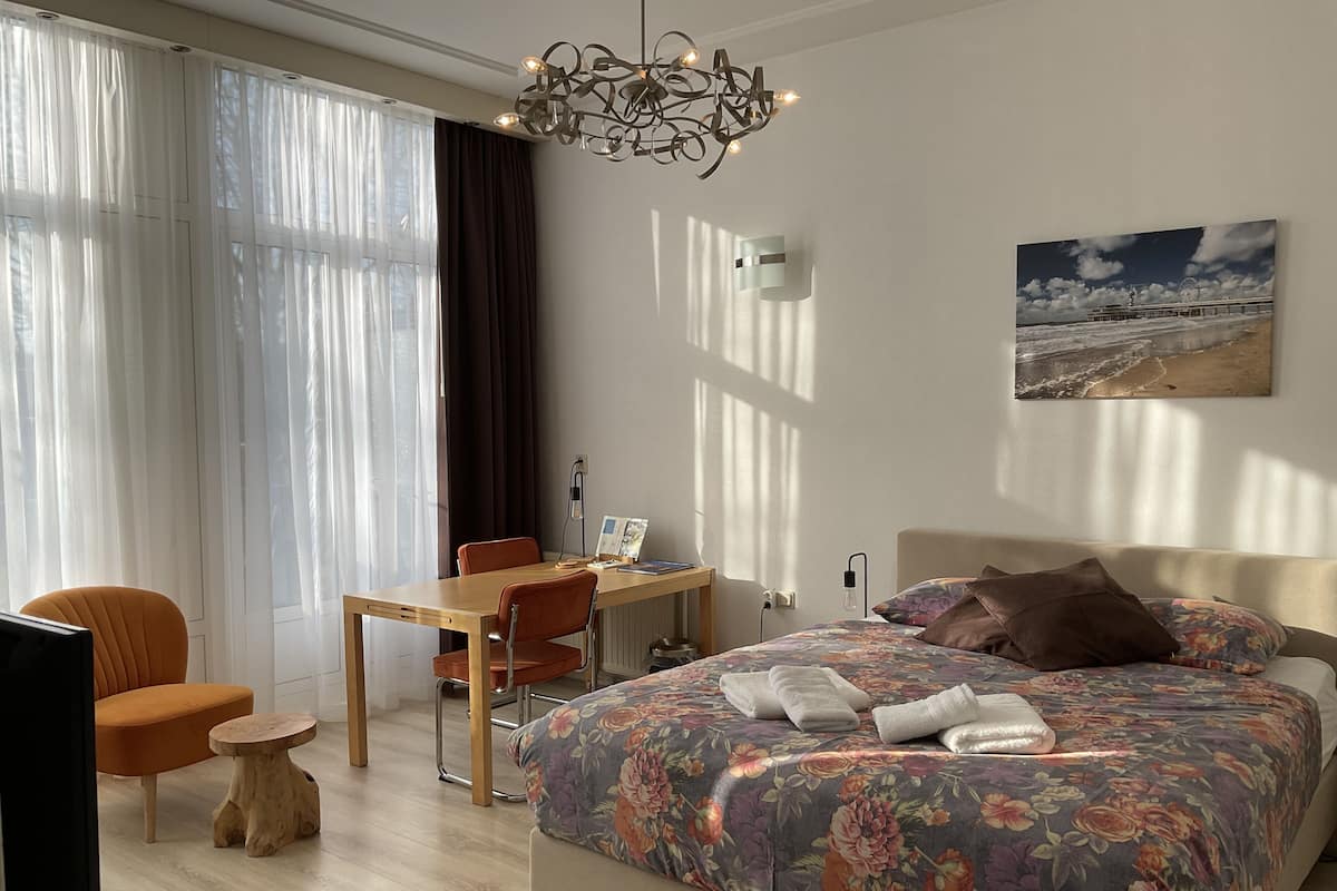 Senior-Doppelzimmer | Zimmersafe, Schreibtisch, Bügeleisen/Bügelbrett, Babybetten