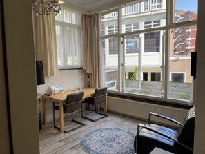 In-room safe, desk, iron/ironing board, free WiFi - Plato by Hofstad Studios (The Hague)