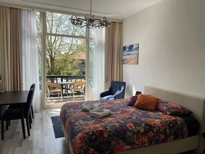 Junior Double Room | In-room safe, desk, iron/ironing board, cots/infant beds - Plato by Hofstad Studios (The Hague)