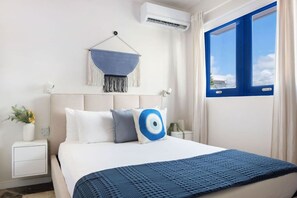 9 soverom, skrivebord, strykejern/-brett og reiseseng for barn