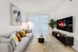 Smart TV - Beautifully Designed 2 bdr in MDR, with Balcony, Free Parking, Pool, Hot Tube (Marina del Rey)