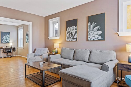 Pet Friendly Apt with Workspace