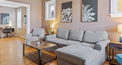 Pet Friendly Apt with Workspace