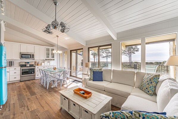 TV - Luxury OCEANFRONT Getaway, Zero Entry Pool, Walk or bike to everything (Hilton Head Island)