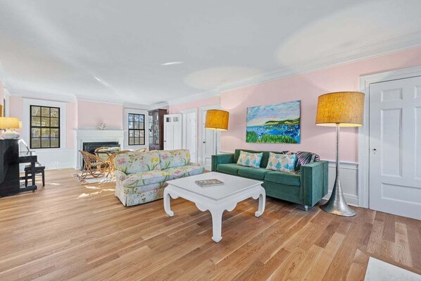 Télévision, cheminée, table de tennis de table, livres