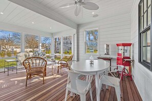 屋外ダイニングエリア