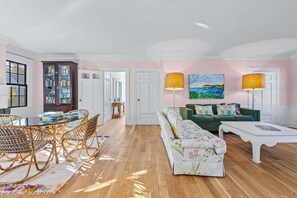 Télévision, cheminée, table de tennis de table, livres