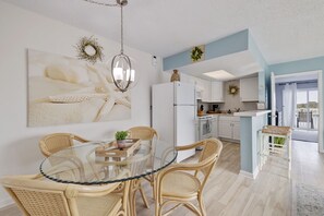 Dining - Caddy's #6 – Waterfront Balcony, Walk to Beach, Pet-Friendly & Next to Dining (Indian Shores)