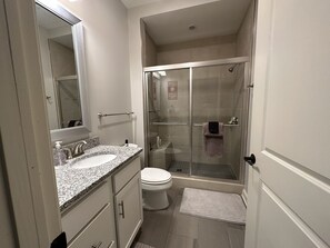 Bruser, hårtørrer, håndklæder, Sæbe