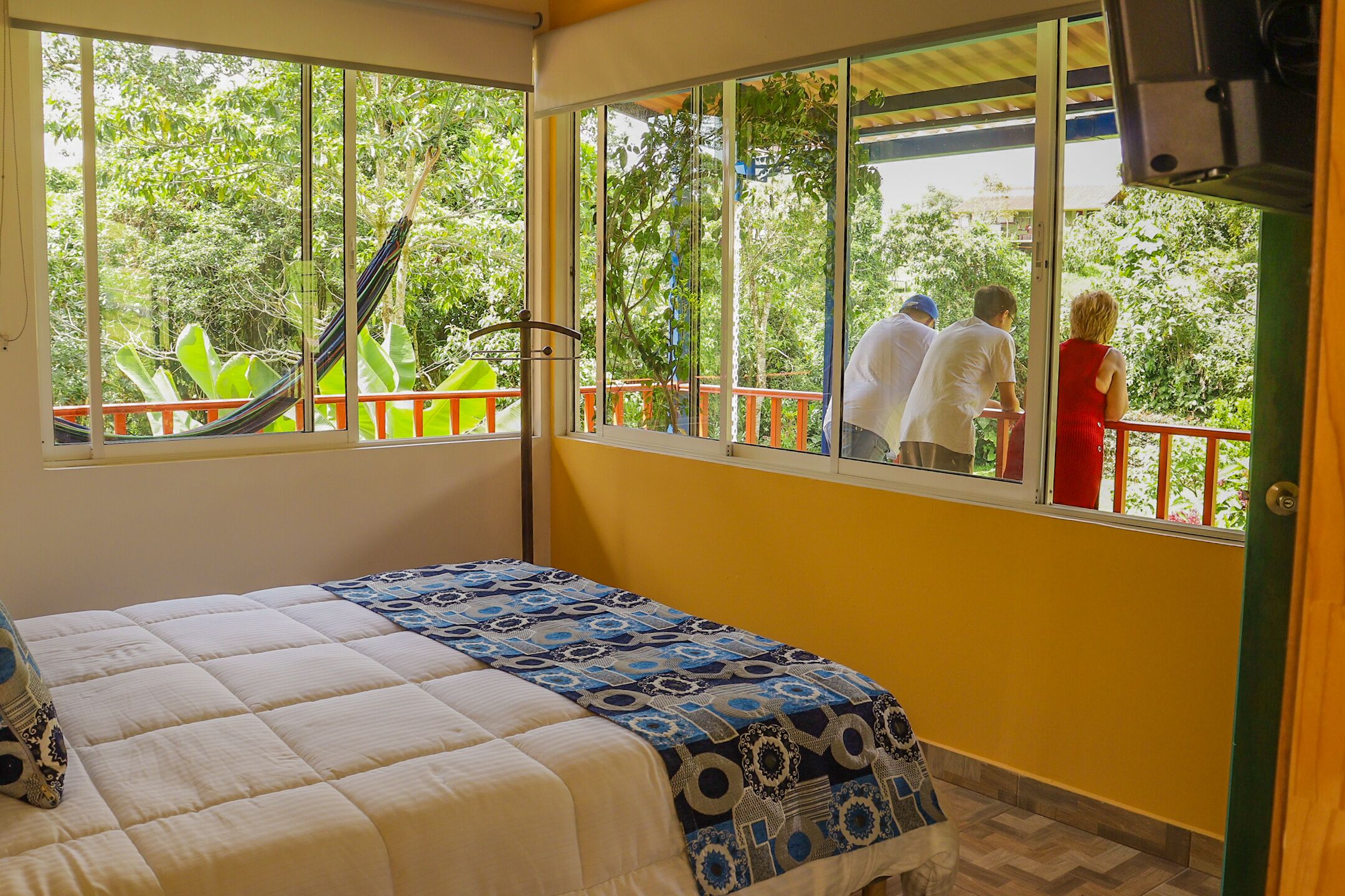 2 habitaciones, tabla de planchar con plancha y cuna de viaje 