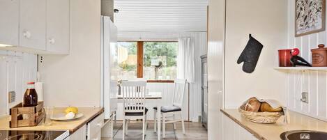 Kjøleskap, kokeplater og kaffetrakter/tekoker