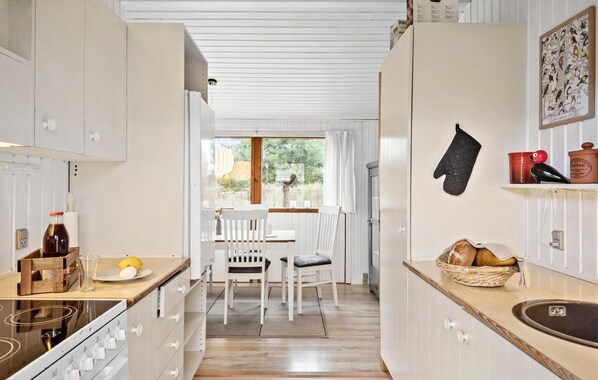 Kjøleskap, kokeplater og kaffetrakter/tekoker