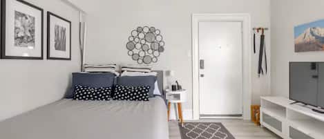 1 dormitorio, escritorio, tabla de planchar con plancha y cuna de viaje