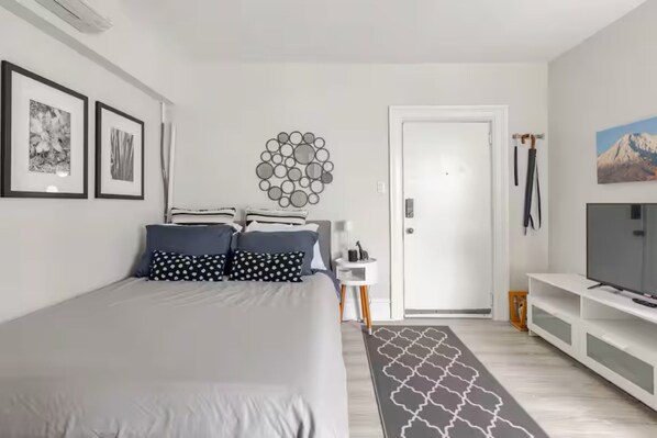 1 bedroom, desk, iron/ironing board, travel cot - Charming European-Style Studio in the Heart of Downtown Perth (Perth)