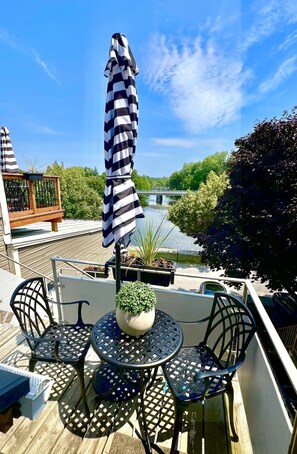 Outdoor dining - Charming European-Style Studio in the Heart of Downtown Perth (Perth)