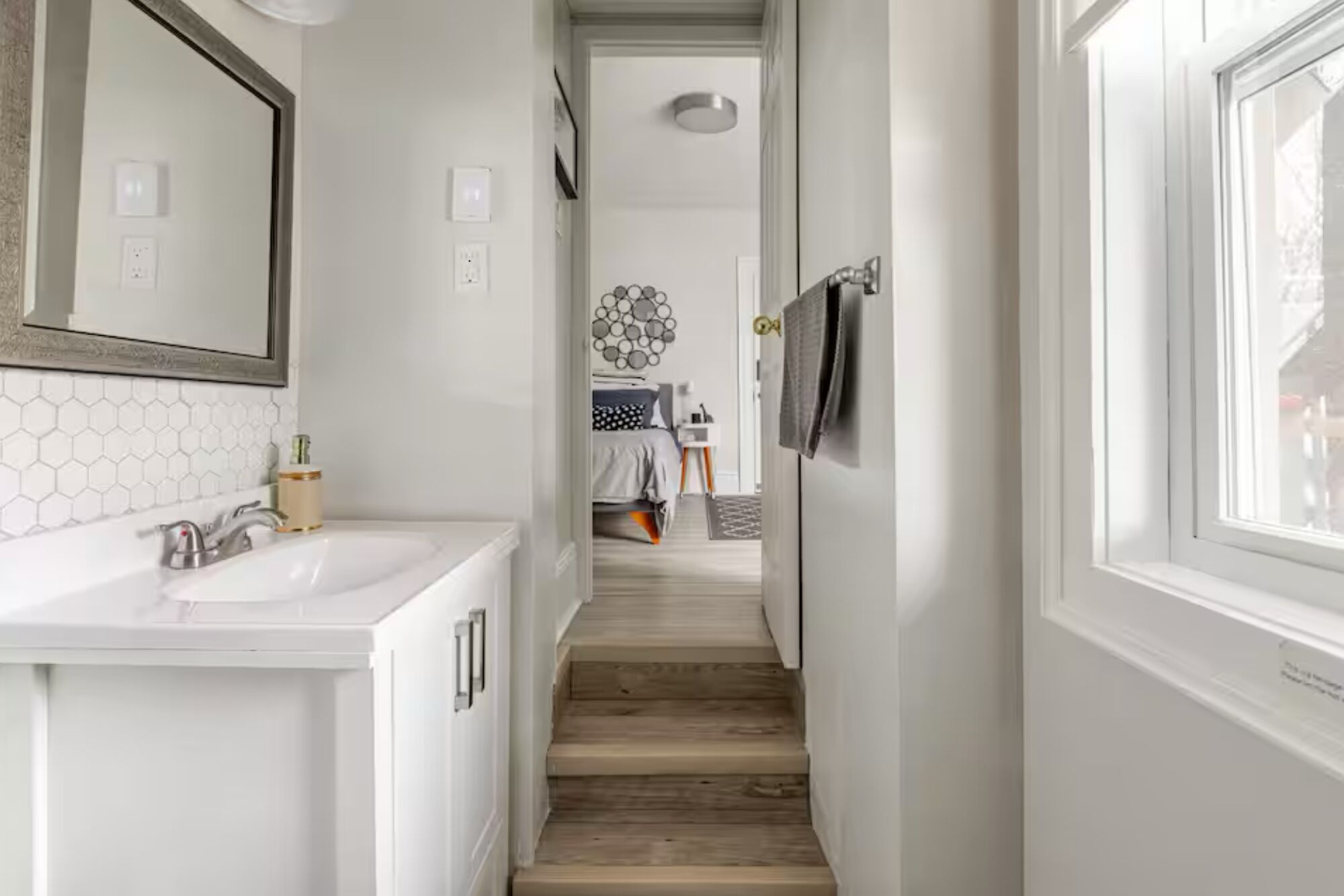 1 habitación, escritorio, tabla de planchar con plancha y cuna de viaje 