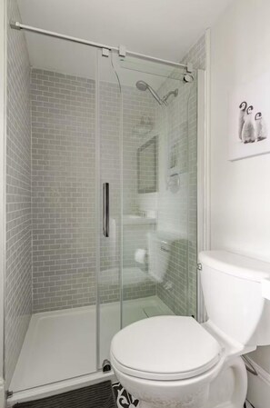 Shower, hair dryer, towels - Charming European-Style Studio in the Heart of Downtown Perth (Perth)