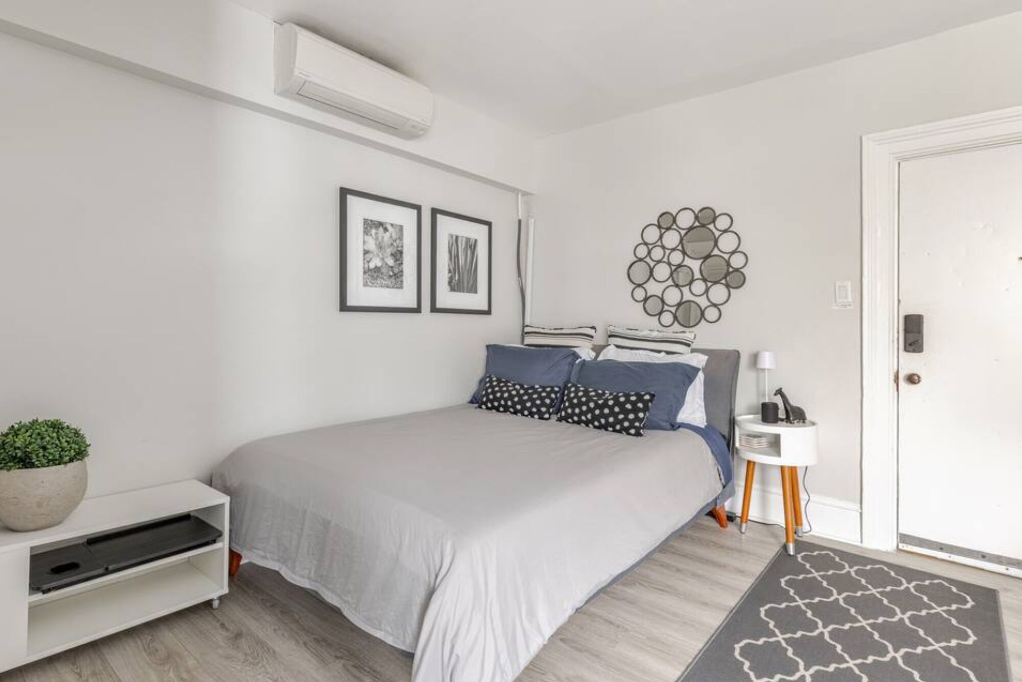 1 室のベッドルーム、デスク、アイロン / アイロン台、旅行用ベビーベッド