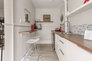 Fridge, microwave, oven, stovetop - Charming European-Style Studio in the Heart of Downtown Perth (Perth)