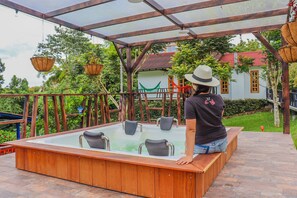 Outdoor spa tub