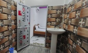 Executive Triple Room | Bathroom | Shower, rainfall showerhead, free toiletries, slippers