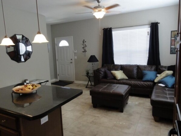 Living area - Private Room For Rent
575 dollars / Month
Utilities: Included
(tallahasee)