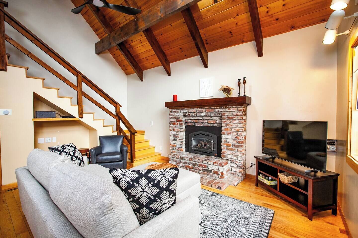 Smart-TV, Kamin, Stereoanlage, Arbeitsbereiche