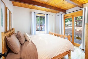 3 bedrooms, desk, iron/ironing board, travel cot - Paradigm Chalet - Fireplace, by Skiing (Tahoma)