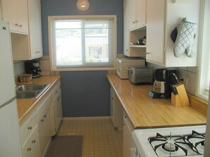 Fridge, microwave, oven, stovetop - Just the right size (San Diego)