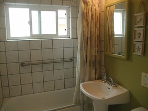 Sèche-cheveux, serviettes fournies