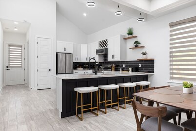 New Texas Home close to downtown San Antonio, TX & minutes to Frost Bank Center