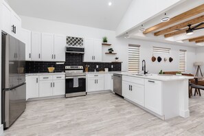 Geladeira, micro-ondas, fogão, cooktop