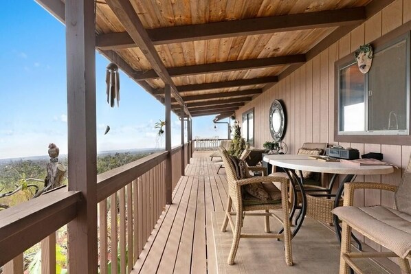 Outdoor dining - Hawaiian home with incredible ocean views, orchids, and gorgeous sunsets (Captain Cook)