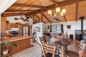 Interior - Hawaiian home with incredible ocean views, orchids, and gorgeous sunsets (Captain Cook)