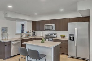 Een koelkast, een microgolfoven, een oven, een kookplaat