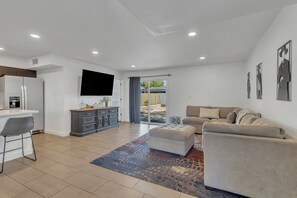 Smart-tv en een tafeltennistafel