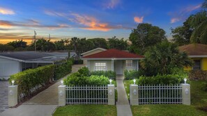 Exterior - Remodeled HOT TUB & POOL home, 5 minutes to the beach! Safari Lion's Lodge (Delray Beach)