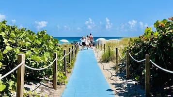 Chaises longues, serviettes de plage