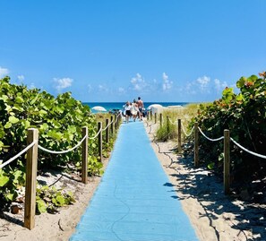Sun-loungers, beach towels - Remodeled HOT TUB & POOL home, 5 minutes to the beach! Safari Lion's Lodge (Delray Beach)