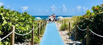 Remodeled HOT TUB & POOL home, 5 minutes to the beach! Safari Lion's Lodge