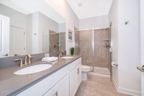Douche, sèche-cheveux, serviettes fournies