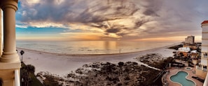 Na praia, espreguiçadeiras, toalhas de praia 
