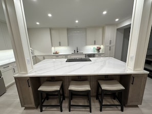Geladeira, micro-ondas, fogão, cooktop