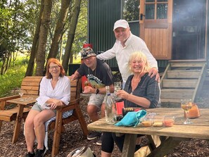 Outdoor dining - Glamping Shepherds Hut in Holt Hollow, Rural North Norfolk, Dog Friendly (Holt)