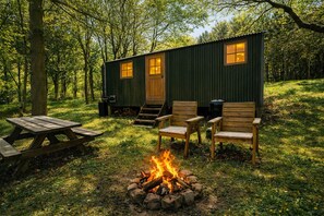 Outdoor dining - Glamping Shepherds Hut in Holt Hollow, Rural North Norfolk, Dog Friendly (Holt)
