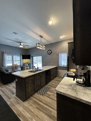 Réfrigérateur, four à micro-ondes, un four, surface de cuisson