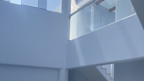 Un interior de varios niveles con una escalera que conduce a un piso superior.