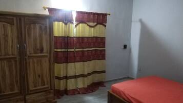 3 室のベッドルーム、アイロン / アイロン台、WiFi (無料)、ベッドシーツ