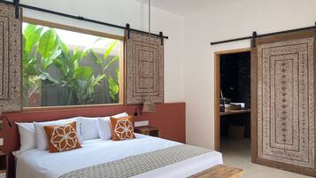 Minibar, brankas, dan didekorasi berbeda-beda