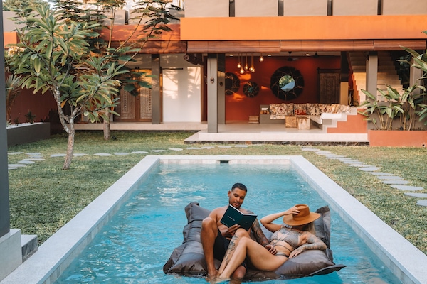 Alberca al aire libre y sombrillas en la alberca